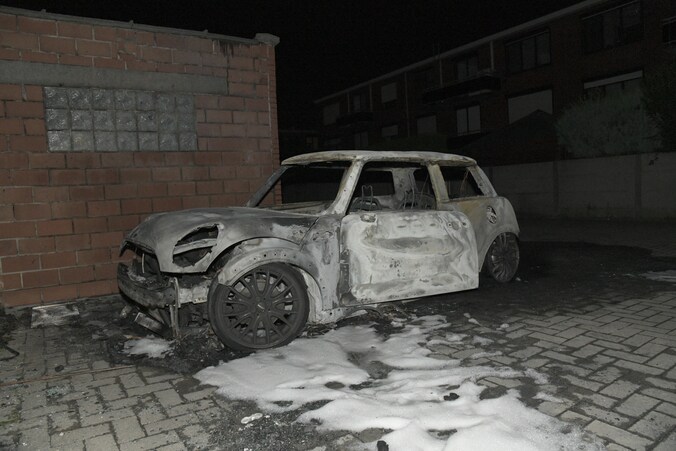 De wagen brandde volledig uit.