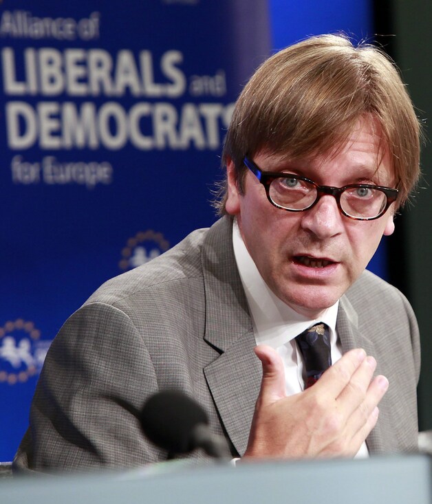Guy Verhofstadt stelt een olieboycot voor.