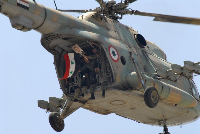 Syrische soldaten in een helikopter. (Illustratiefoto)