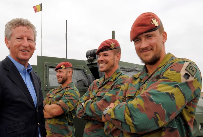 Archiefbeeld van De Crem op bezoek bij Belgische militairen in Kunduz.