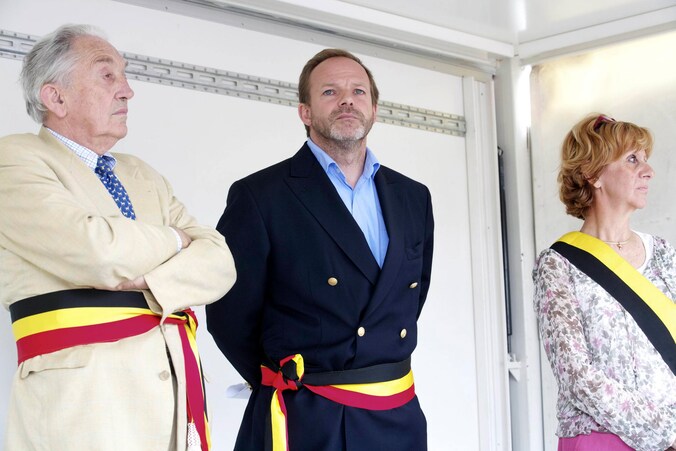 De niet-benoemde burgemeester van Linkebeek Damien Thiery (midden) naast Francois Van Hoobrouck (Wezembeek-Oppem) en Veronique Caprasse (Kraainem)