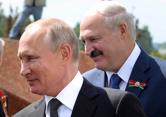 De Wit-Russische president Aleksandr Loekasjenko met bondgenoot en Russisch president Vladimir Poetin.