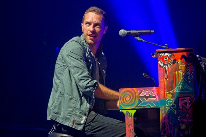 Chris Martin op Glastonburry in 2011.