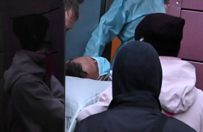 Aleksej Navalny tijdens het transport naar de luchthaven in Omsk. 