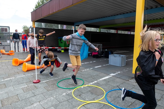 Leerlingen basisschool Cade beginnen nieuwe schooljaar als superheld ...