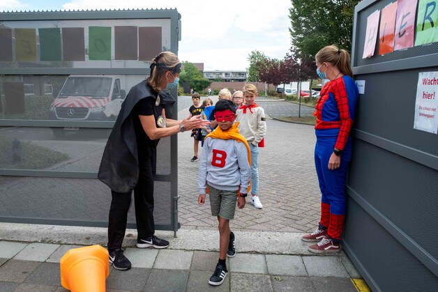 Leerlingen basisschool Cade beginnen nieuwe schooljaar als superheld ...