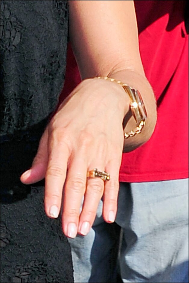 Vorig jaar verscheen Aniston al eens met deze ring aan haar vinger, wat de geruchtenmolen over een mogelijk huwelijk al volop deed draaien.