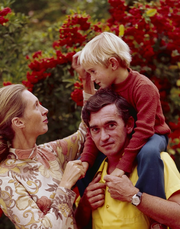 Jane Goodall, haar zoon Hugo Eric Louis en haar eerste man, Hugo van Lawick