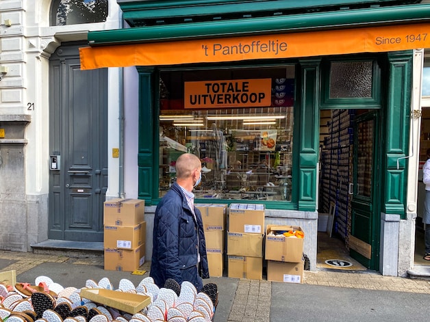 Eric (60) baat oudste pantoffelwinkel van Antwerpen uit: “Toeristen ...