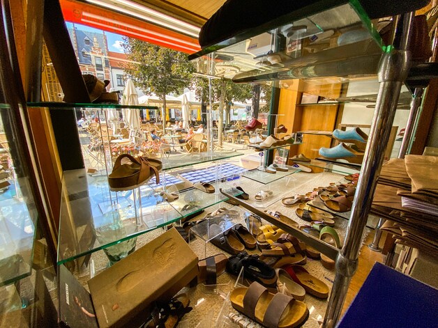 Eric (60) baat oudste pantoffelwinkel van Antwerpen uit: “Toeristen ...