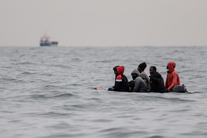 Archiefbeeld augustus 2020: migranten varen met een gammel bootje tussen Sangatte en Cap Blanc-Nez in Frankrijk. Ze hopen om zo Groot-Brittannië te bereiken. 