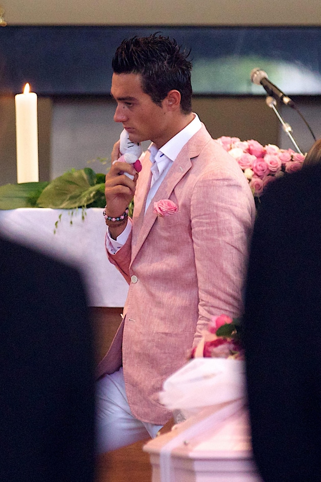 Guillaume Van Keirsbulck rouwt op de begrafenis van Emilia.