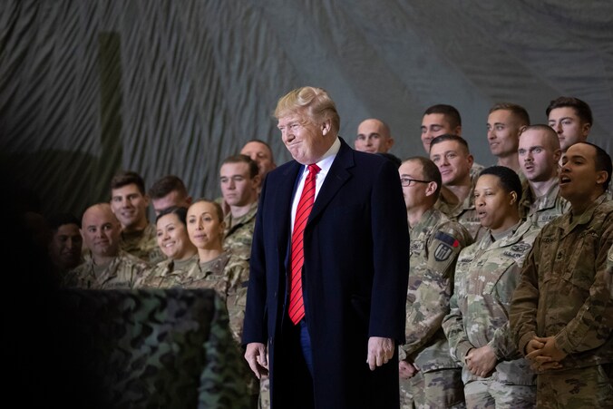De Amerikaanse president Trump tijdens een verrassingsbezoek aan de luchtbasis Bagram in Afghanistan. Archiefbeeld.