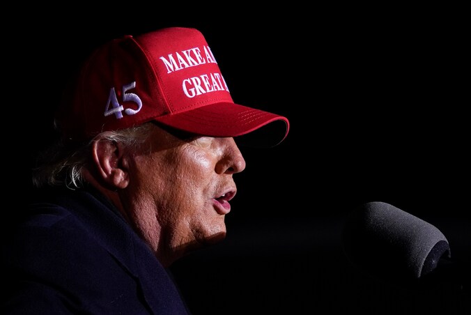 Donald Trump tijdens een rally op Kenosha Regional Airport in Wisconsin op 2 november.