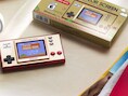 Alleen het kleurenschermpje en de usb-poort verraden dat 'Super Mario Bros. Game & Watch' geen product uit de Eighties is.