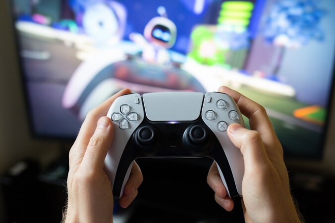 PS5 Launch Day - UK. A man plays on a brand new PS5 on the consoleÕs European launch day, London, UK. Photo credit should read: Katie Collins/EMPICS URN:56692500 ! only BELGIUM !