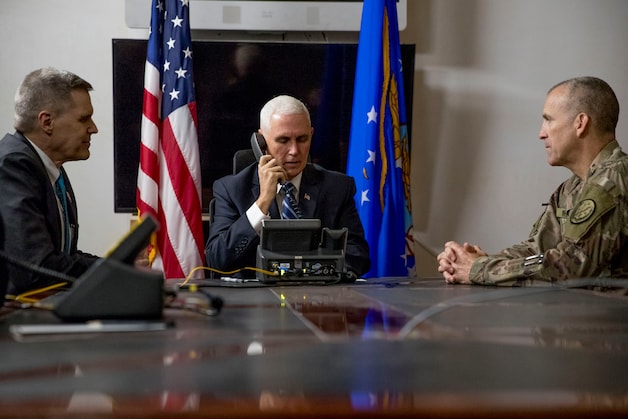 De Amerikaanse vicepresident Mike Pence, met links de Amerikaanse ambassadeur in Irak Matthew Tueller.