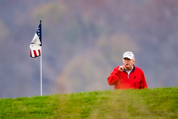 President Donald Trump op zijn golfclub Sterling in Virginia. De Trump Organization heeft negentien golfclubs, maar de grote golforganisaties willen er niet meer spelen. 