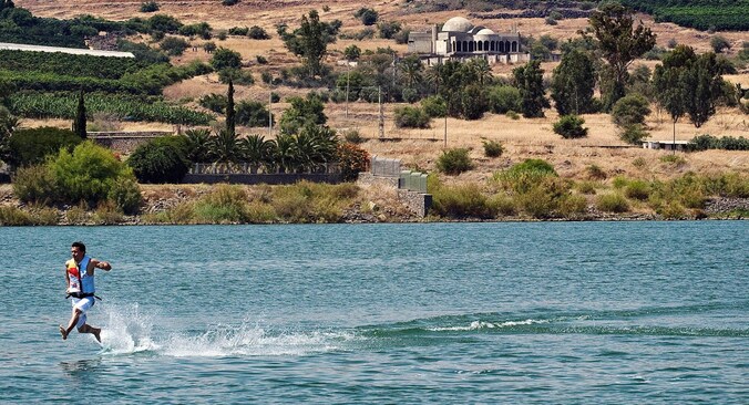 Het Meer van Galilea in Israël. Hier zou Jezus over water gelopen hebben.