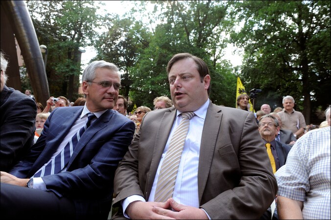Kris Peeters voelt de hete adem van coalitiepartner N-VA in zijn nek.