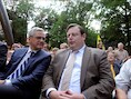 Kris Peeters voelt de hete adem van coalitiepartner N-VA in zijn nek.