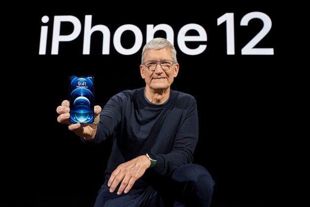 Apple-CEO Tim Cook toont de nieuwe iPhone 12 Pro bij de voorstelling in oktober