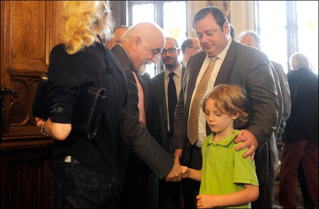 N-VA-voorzitter Bart De Wever had zijn oudste zoon meegebracht naar het stadhuis van Brussel.