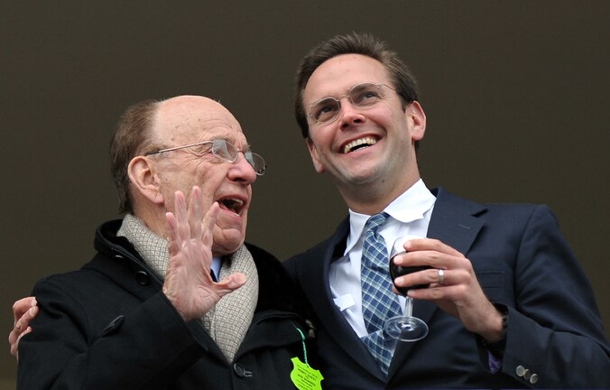 Rupert Murdoch en zijn zoon James.