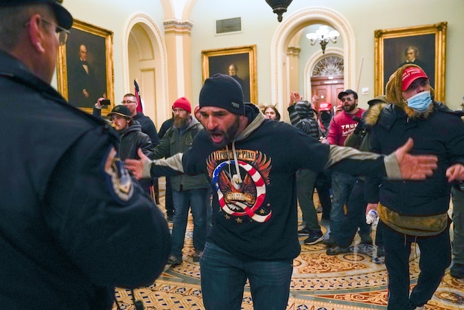 Aanhangers van toenmalig president Donald Trump dagen de politie uit tijdens de bestorming van het Capitool begin dit jaar.