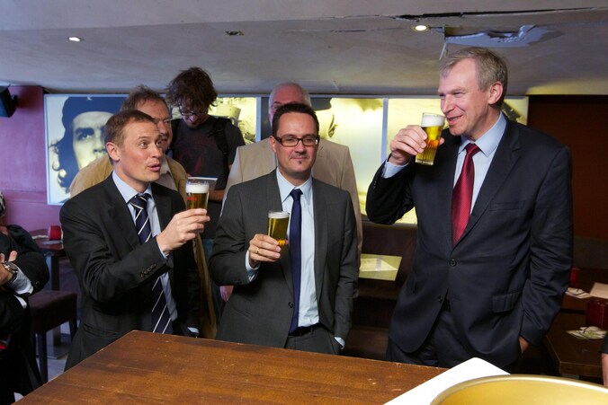 Danny Van Assche, afgevaardigd bestuurder van Horeca Vlaanderen, hier in het midden op de foto met Yves Leterme en UNIZO-gedelegeerd bestuurder Karel Van Eetvelt.