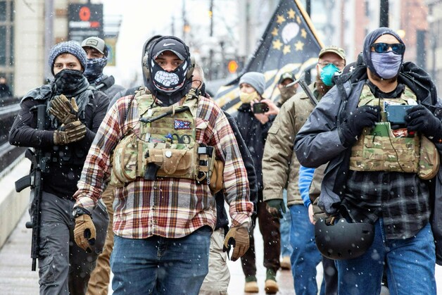 Gewapende rechts-extremisten aan het staatsparlement van Ohio in Columbus.