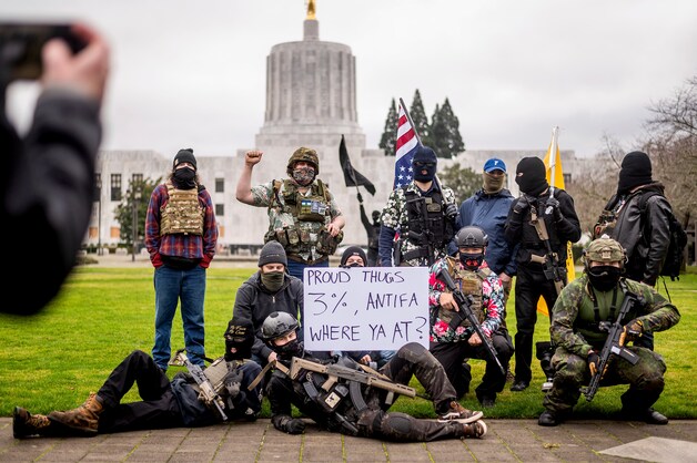 Zwaarbewapende zogenoemde 'Liberty Boys' poseren voor het staatsparlement van Oregon in Salem. 