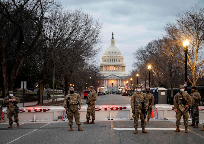 De omgeving van het Capitool is naar aanloop van de inauguratie van Joe Biden afgegrendeld. Leden van de Nationale Garde bewaken de omgeving.
