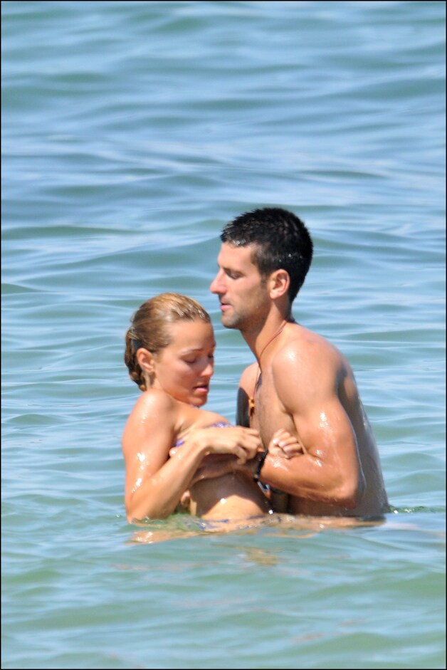 Vestimentaire problemen voor Jelena Ristic, rechtgezet door Novak Djokovic