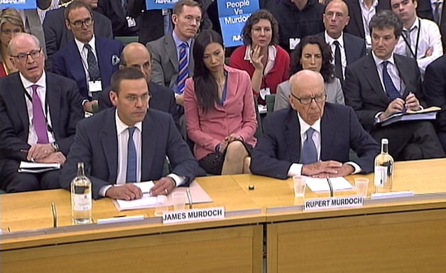 Rupert Murdoch verscheen op 19 juli samen met zijn zoon James voor een Britse onderzoekscommissie. Ruperts derde vrouw Wendi zit tussen de twee.