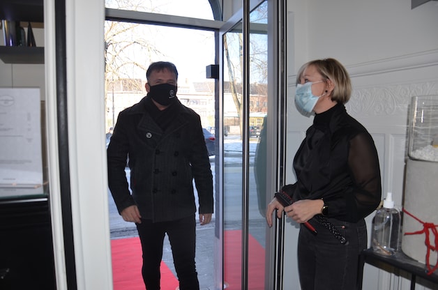 Kapster Nikki rolt rode loper uit om klanten in stijl te ontvangen na ...