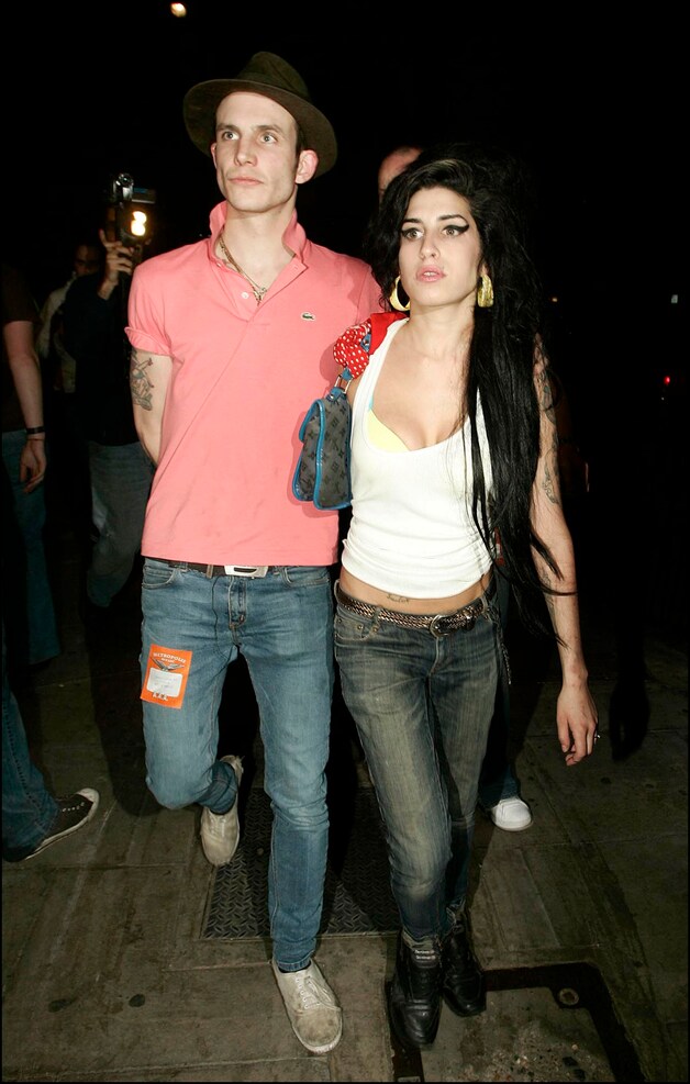 Ook Amy Winehouse ging ten onder aan haar verslaving, haar strijd tegen alcohol en drugs was niet makkelijk was voor haar vriend Blake Fielder Civil