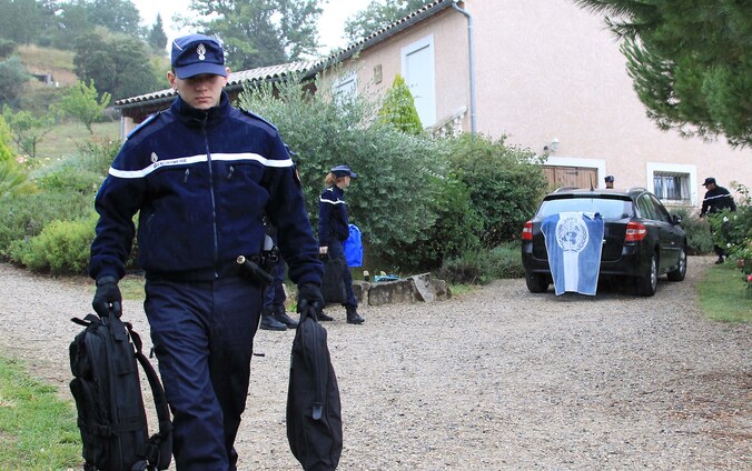 De Franse gendarmerie doorzoekt het huis van Jens Breivik, de vader van de vermoedelijke Noorse massamoordenaar.