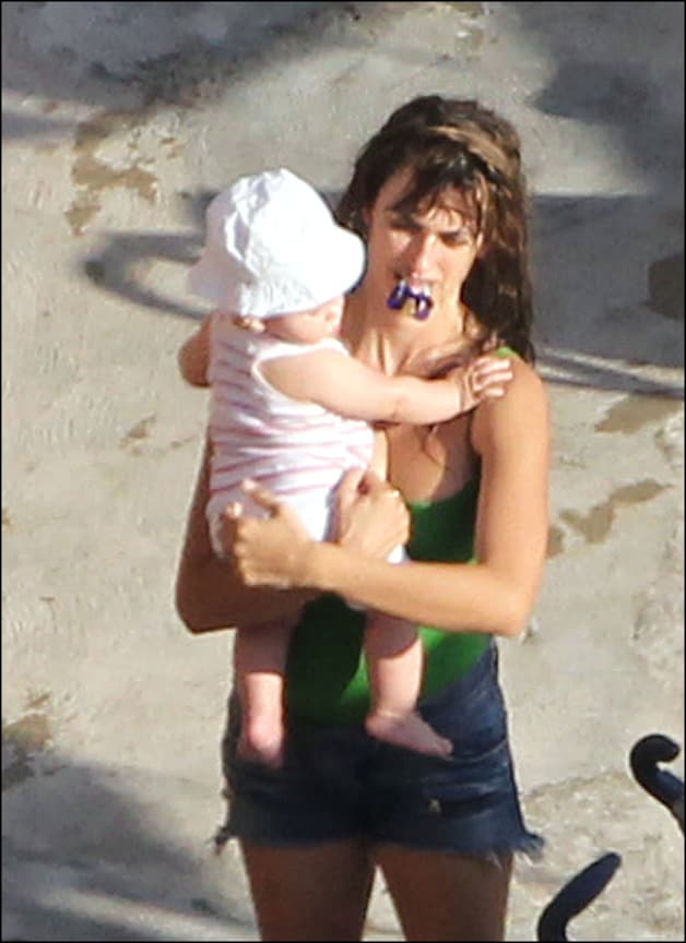 Penelope Cruz samen met haar zoontje Leo op vakantie in Rome in juli vorig jaar.