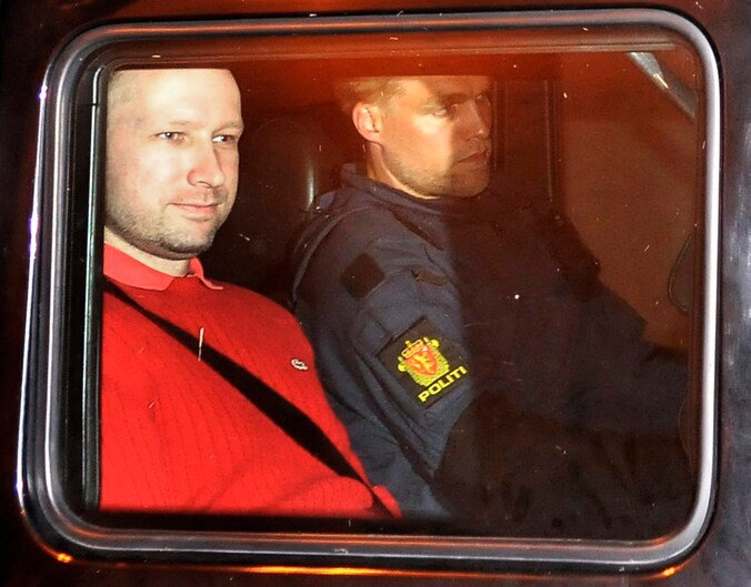 Massamoordenaar Breivik verstopte mogelijk codes in zijn 1.500 pagina's tellende document.