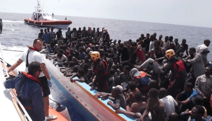 Archiefbeeld van een overvolle boot met vluchtelingen afkomstig uit Libië.