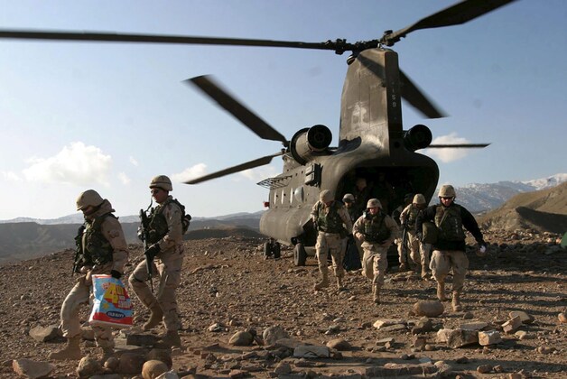 Amerikaanse militairen verlaten een Chinook-helikopter in Afghanistan, foto uit 2004. Een soortgelijke helikopter werd op 6 augustus 2011 neergehaald door de taliban.  Dertig militairen waaronder zeventien Navy SEALS kwamen om.