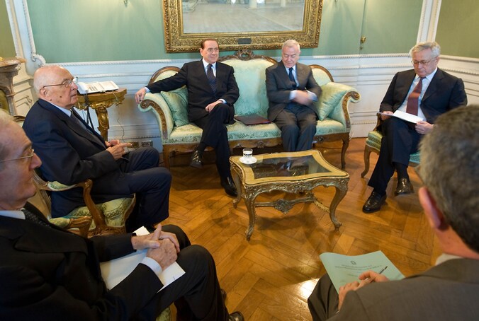 De Italiaanse president Napolitano (tweede van links) in augustus 2011 in bespreking met toenmalig premier Berlusconi (op de bank links).