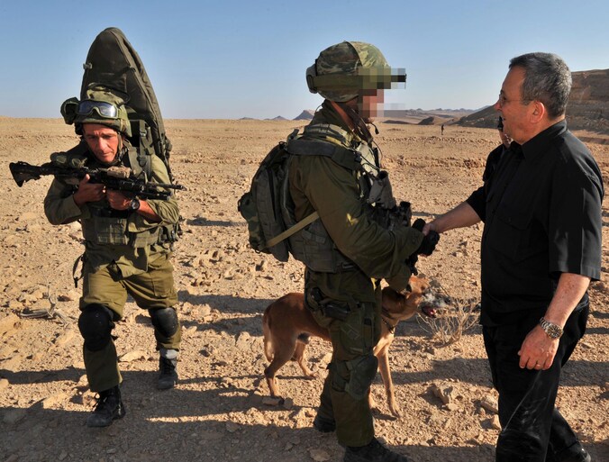 De Israëlische minister van Defense Ehud Barak (R).