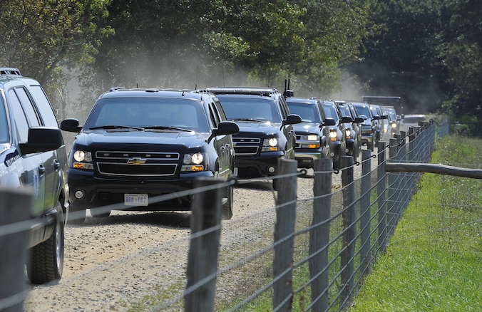 De kolonne van de Secret Service op Martha's Vineyard in augustus 2011.