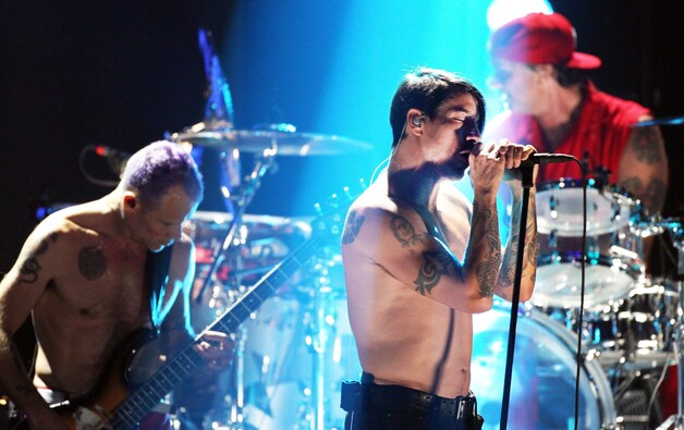 Red Hot Chili Peppers -zanger Anthony Kiedis samen met bassist Michael 'Flea' Balzary en drummer Chad Smith.