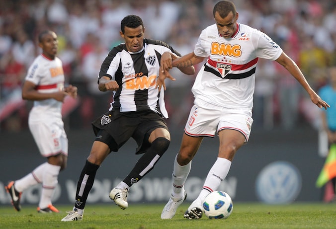 Rivaldo (r) hier in 2011 in actie voor Sao Paulo.