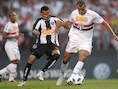 Rivaldo (r) hier in 2011 in actie voor Sao Paulo.