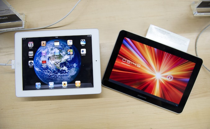 De Apple iPad (L) en de Samsung Galaxy Tab 10.1 (R).