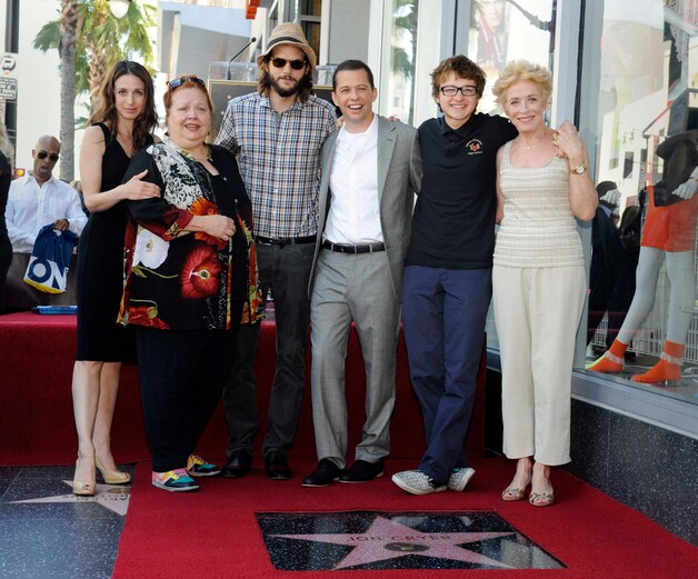 Ashton Kutcher (centraal) naast Jon Cryer, en de rest van de cast van Two and a Half Men.